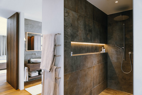 Referenz Lugnorre EFH Masterbad Waschtisch Dusche