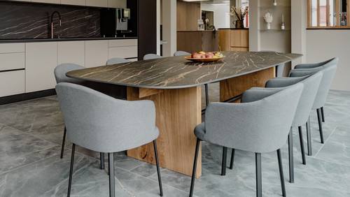 Tisch mit Platte aus Granit